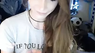 Сочная краля mesmereyez массирует пизду