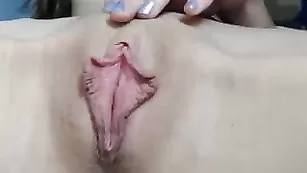 Сочная краля mesmereyez массирует пизду