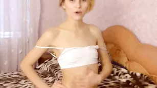 Белобрысая шалава Fairy трахается с фаллосом