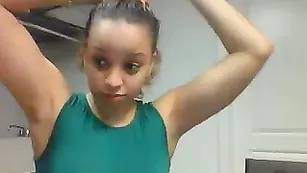 Похотливая телочка Shottaberry раздевается в привате