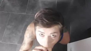 Татуированная путана Candyhips дрочит секс игрушкой