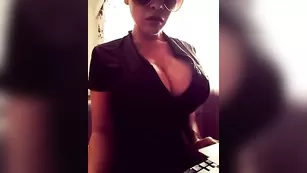 Шкура в очках ASMR показывает большую грудь