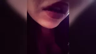 Шкура в очках ASMR показывает большую грудь