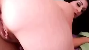 Сочная барышня GirlCam20 смачно трахает очко