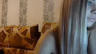 Сексуальная малолетка Nancy333 позирует в чулках