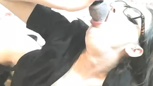 Сексуальная чикса EveSexe отсасывает дилдо