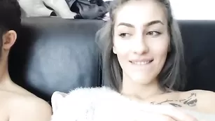 Красивая деваха Sexycouple2116 сует палец в киску