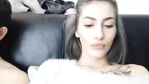 Красивая деваха Sexycouple2116 сует палец в киску