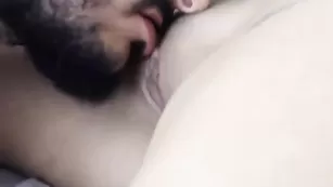 Красивая деваха Sexycouple2116 сует палец в киску