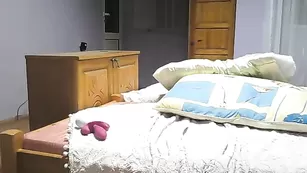 Шалава в чулках Curious_katie ебется с секс игрушкой