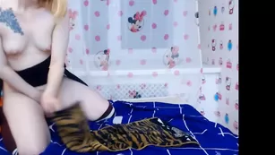 Милая краля nickie_sweet снимает трусики и дрочит пизду