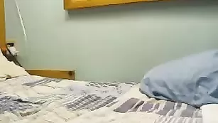 Сисястая самка _cece_ делает отсос