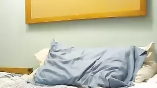 Сисястая самка _cece_ делает отсос