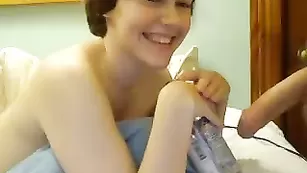 Сисястая самка _cece_ делает отсос