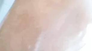 Худая самка натирает себя маслом