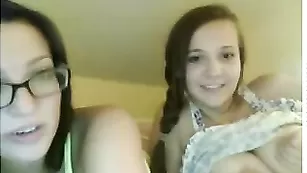 Милые брюнеточки с натуральными сиськами общаются во фри