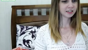 Симпатичная малышка L0rraine читает стик