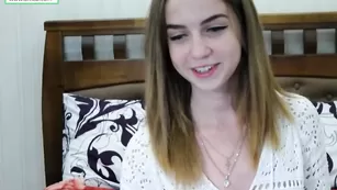 Симпатичная малышка L0rraine читает стик