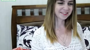 Симпатичная малышка L0rraine читает стик