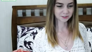 Симпатичная малышка L0rraine читает стик