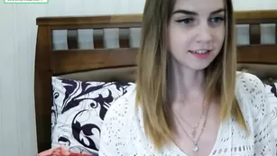 Симпатичная малышка L0rraine читает стик