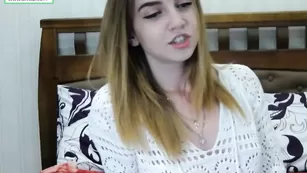 Симпатичная малышка L0rraine читает стик