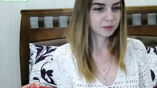 Симпатичная малышка L0rraine читает стик