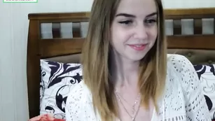 Симпатичная малышка L0rraine читает стик