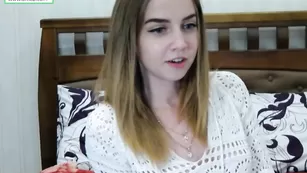 Симпатичная малышка L0rraine читает стик