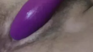 Озорная толстушка Joannabelle мастурбирует киску