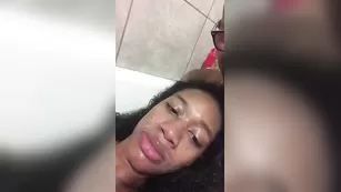 Темнокожая парочка periscope трахается в ванной