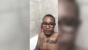 Темнокожая парочка periscope трахается в ванной
