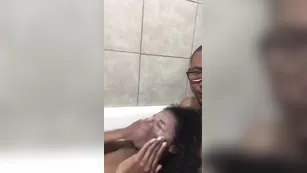 Темнокожая парочка periscope трахается в ванной