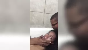 Темнокожая парочка periscope трахается в ванной