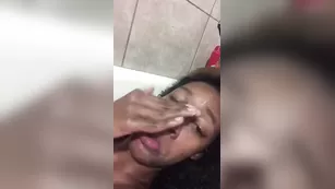 Темнокожая парочка periscope трахается в ванной