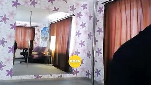 Грудастая сучка раздевается и шалит в привате