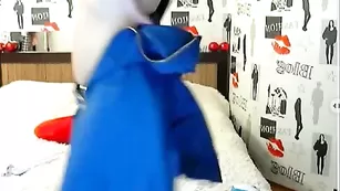 Симпатичная телка illana задирает платье