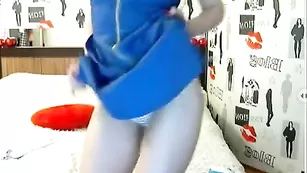 Симпатичная телка illana задирает платье