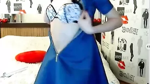 Симпатичная телка illana задирает платье