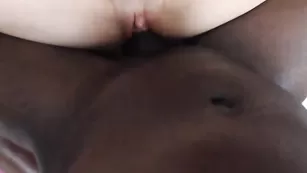 Сочная брюнетка mandingo трахается с сильным негром