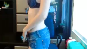 Сочная малышка Vitaminka танцует стриптиз