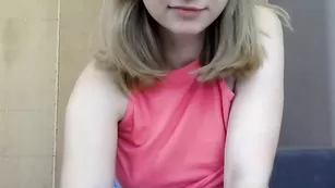 Молодая самка Sexwithlelya69 общается во фри