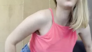 Молодая самка Sexwithlelya69 общается во фри