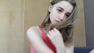 Молодая самка Sexwithlelya69 общается во фри