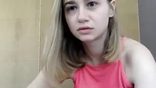 Молодая самка Sexwithlelya69 общается во фри