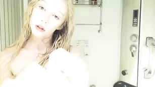 Шикарная пассия moneyAnny принимает душ