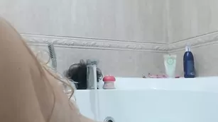 Яркая блондинка Bantikgirl моется в ванне