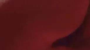 Красивая барышня Geniva дрочит письку