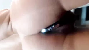 Худая повариха Holihurricane дрочит очко на кухне