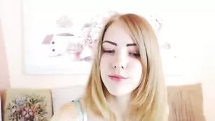 Милая девка ласкает красивые сиськи во фри